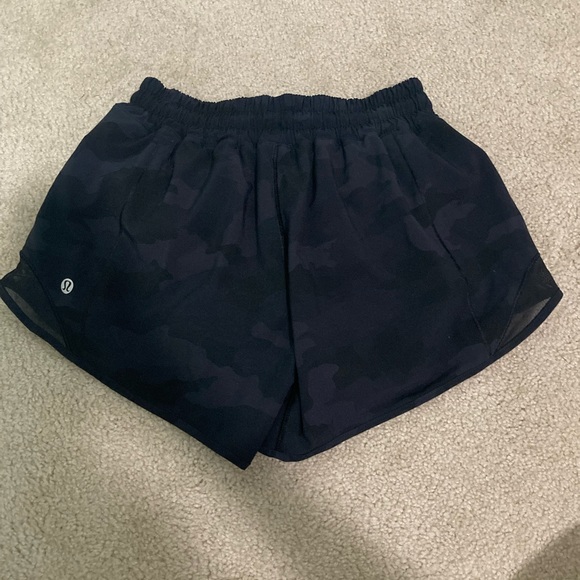 Lululemon Black Camo Low-Rise Hotty Hot Shorts 4” - Picture 3 of 5
